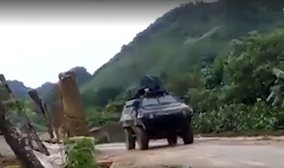 Cùng lúc, một mũi khác với hàng chục cảnh sát vũ trang đã tiếp cận nhà Tuân, cách khoảng 600-700m. Đây là cơ ngơi gồm bốn căn nhà cấp bốn nằm sát nhau, phía ngoài có tường chắn bê tông và hệ thống camera giám sát bên ngoài. (Ảnh: Vnexpress)