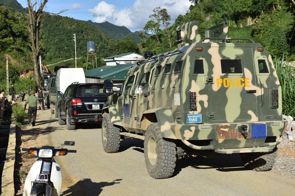 Từ ngày 26/6, hơn 300 cán bộ, chiến sĩ cùng ít nhất 7 xe bọc thép và nhiều phương tiện đặc chủng đã được Bộ Công an huy động đến bản Tà Dê (Lóng Luông, Vân Hồ, Sơn La) tham gia kế hoạch đặc biệt truy bắt Nguyễn Thanh Tuân, Nguyễn Văn Thuận. (Ảnh: Báo Lao Động) 