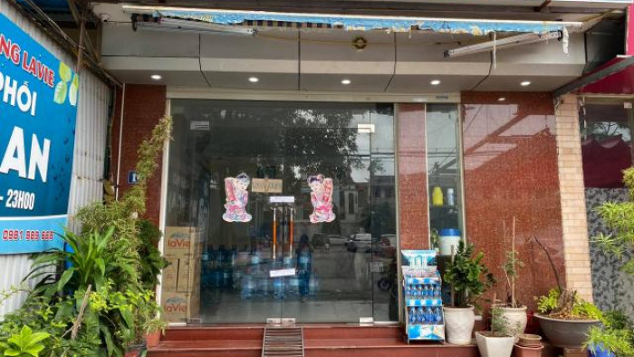 Chưa dừng lại, Công tiếp tục bảo vợ lấy chổi để dạy con, nhưng vợ không tìm thấy chổi nên đưa một thanh tre dài khoảng 50 cm cho Công. Sau đó, Công tiếp tục vụt vào mông, lưng con gái khiến nạn nhân tử vong. Ngày 28/9/2021, Công an quận Bắc Từ Liêm đã ra quyết định khởi tố vụ án, khởi tố bị can Lê Thành Công về tội "Cố ý gây thương tích". (Nơi xảy ra sự việc)