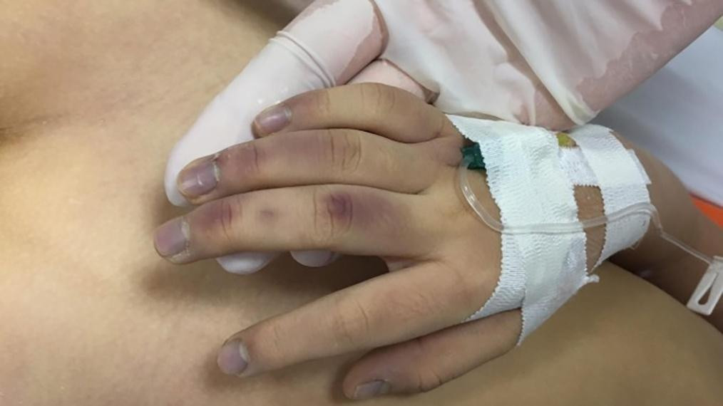  Bố dùng đũa đánh con lớp 1 đến chết ở Hà Nội: Lê Thành Công (43 tuổi, ở phường Xuân Đỉnh, quận Bắc Từ Liêm) dạy con gái học là bé L.H.A (6 tuổi) tại nhà riêng. Quá trình học, thấy bé A. mất tập trung, chậm tiếp thu nên Công dùng đũa gỗ vụt hơn 10 lần vào mu bàn tay trái, cánh tay trái và chân trái con gái. 