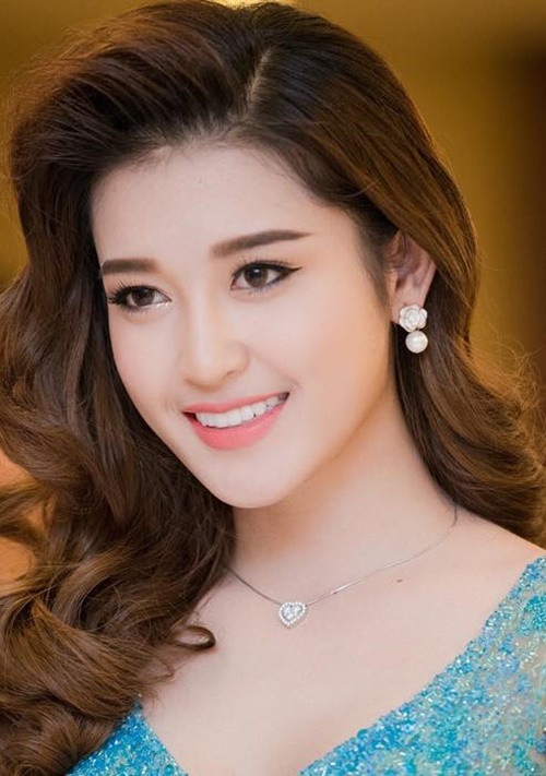 Giữa năm 2015, Huyền My nhổ bỏ chiếc răng khểnh. Ảnh: FBNV.