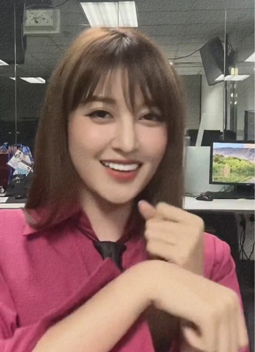 Mới đây, gương mặt của Huyền My trông khác lạ. Trước nghi vấn phẫu thuật thẩm mỹ, đại diện Á hậu Huyền My không trả lời về vấn đề này. Ảnh: Dân Trí.