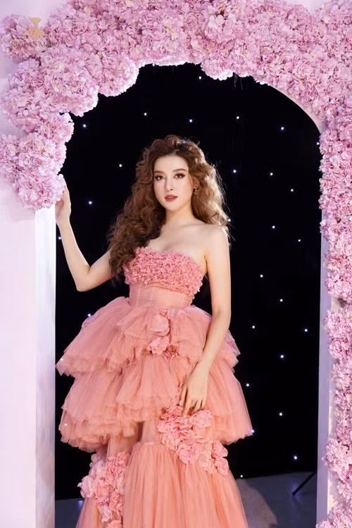 Cô cũng chọn phong cách trang điểm đậm và quyến rũ. Ảnh: FBNV.