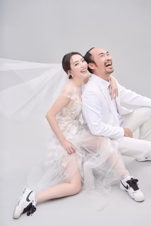 Cặp đôi yêu nhau khi còn học trường sân khấu. Nữ diễn viên hài từng quyết định chia tay bởi thời điểm đó gia đình gặp khó khăn nên cô không muốn phân tâm vì yêu đương. Tuy nhiên, không chịu bỏ cuộc, Tiến Luật làm bạn cùng Thu Trang trong suốt 5 năm khiến cô động lòng. Cuối cùng, Thu Trang cũng cho Tiến Luật một cơ hội. Năm 2011, cặp đôi làm đám cưới. Ảnh: FBNV.