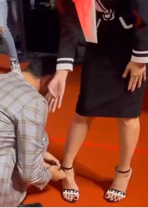 Khi hai vợ chồng vào bếp, Tiến Luật nấu chính, Thu Trang chỉ phụ pha chế đồ. Trong gia đình, Thu Trang là người giữ tiền trong gia đình. Tiến Luật cũng không ngại dành cho Thu Trang những cử chỉ tình cảm, lời có cánh. Ảnh: FBNV.