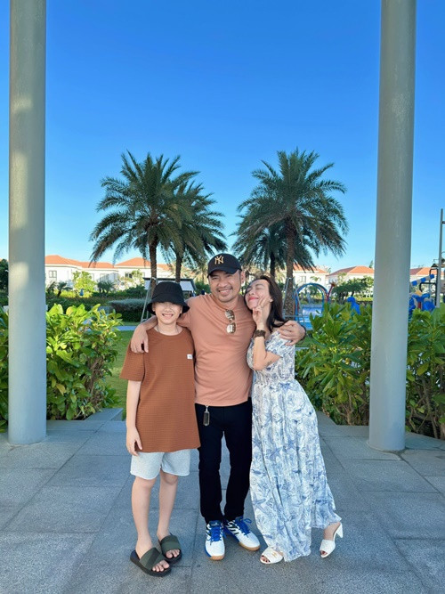 Vợ chồng Tiến Luật không giấu nhau điều gì. “Có một điều đặc biệt, đó là vợ chồng tôi không bao giờ xem điện thoại hay kiểm tra lẫn nhau, dù chúng tôi biết mật khẩu điện thoại của nhau. Chúng tôi không "thèm" xem điện thoại của người còn lại bởi có sự tin tưởng đặc biệt”, Thu Trang chia sẻ trên Tổ Quốc. Ảnh: FBNV.