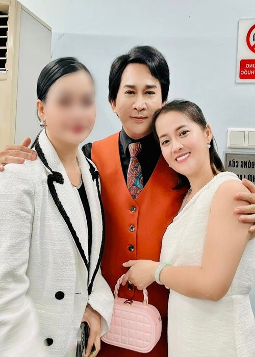 Nguyên Vũ đưa Hồng Loan đến hậu trường các chương trình. Nam ca sĩ chia sẻ, các nghệ sĩ Thanh Hằng, Kim Tử Long, Thoại Mỹ dành sự quan tâm cho con gái nghệ sĩ Vũ Linh.