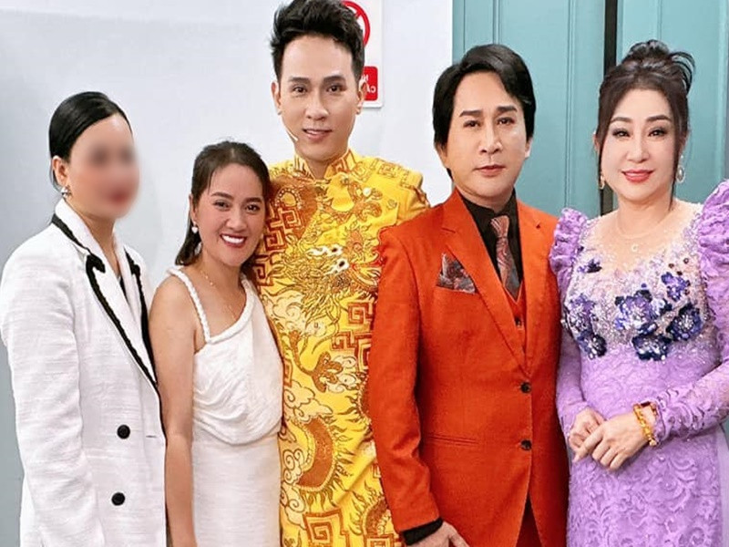 Nguyên Vũ (thứ ba bên trái) cũng quý mến Hồng Loan. Vì muốn giúp đỡ Hồng Loan bán hàng online, Nguyên Vũ tặng tài khoản số đẹp có ngày tháng năm sinh của "ông hoàng cải lương Hồ quảng" cho con gái nghệ sĩ Vũ Linh.