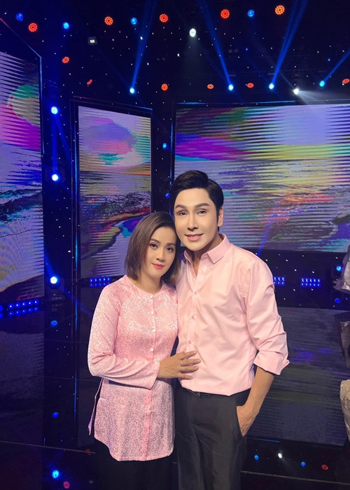 Hồng Loan ngày càng thân thiết với Vũ Luân - con nuôi nghệ sĩ Vũ Linh. Cách đây không lâu, Vũ Luân cùng Hồng Loan thu âm ca khúc Những chuyến xe trong đời. Trên Youtube, MV ca khúc đạt đến 3,1 triệu lượt xem sau 2 tuần ra mắt.