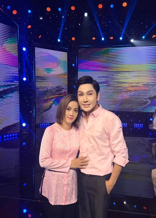 Hồng Loan ngày càng thân thiết với Vũ Luân - con nuôi nghệ sĩ Vũ Linh. Cách đây không lâu, Vũ Luân cùng Hồng Loan thu âm ca khúc Những chuyến xe trong đời. Trên Youtube, MV ca khúc đạt đến 3,1 triệu lượt xem sau 2 tuần ra mắt.