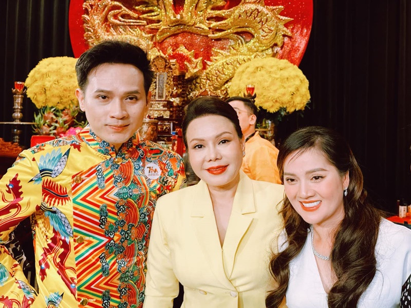 Mới đây, Hồng Loan thay ba dâng hương cúng Tổ nghề sân khấu.