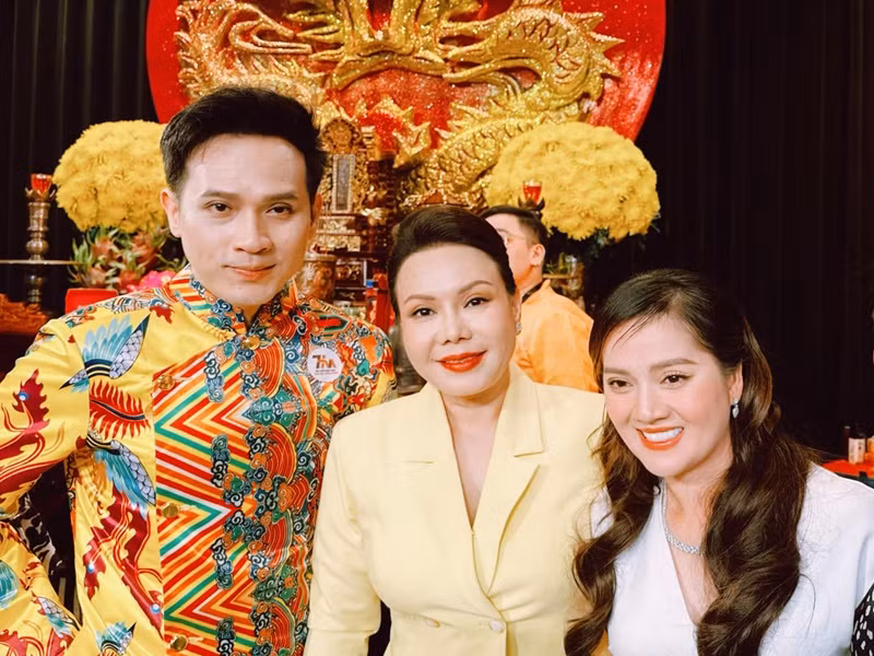 Mới đây, Hồng Loan thay ba dâng hương cúng Tổ nghề sân khấu.