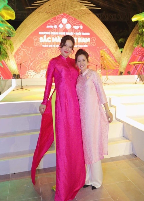 Gần đây, con gái NSƯT Vũ Linh "lột xác" nhờ chỉnh sửa răng, trang điểm kỹ lưỡng và mặc tinh tế hơn.