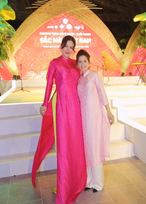 Gần đây, con gái NSƯT Vũ Linh "lột xác" nhờ chỉnh sửa răng, trang điểm kỹ lưỡng và mặc tinh tế hơn.