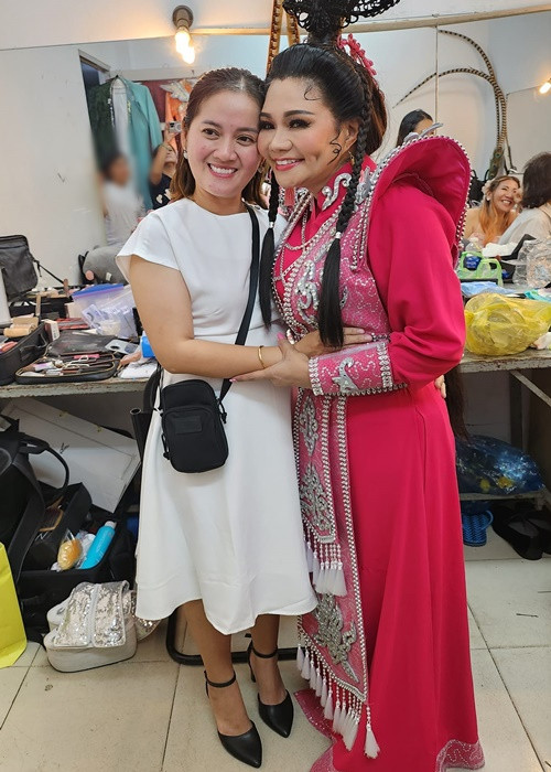 Hồng Loan chụp ảnh kỷ niệm cùng nghệ sĩ Ngọc Huyền.