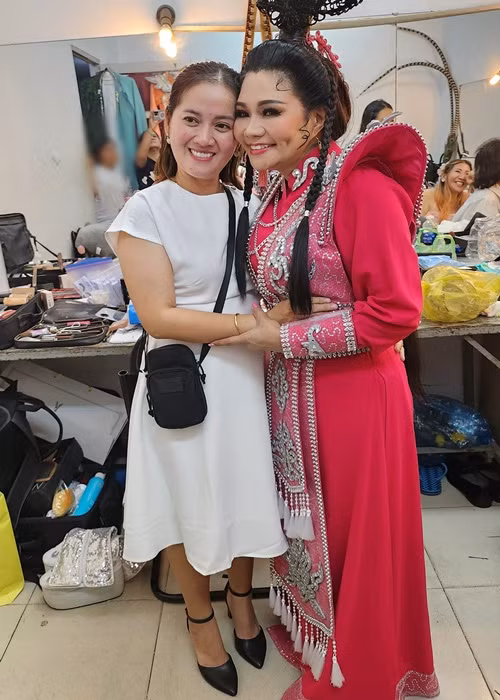 Hồng Loan chụp ảnh kỷ niệm cùng nghệ sĩ Ngọc Huyền.