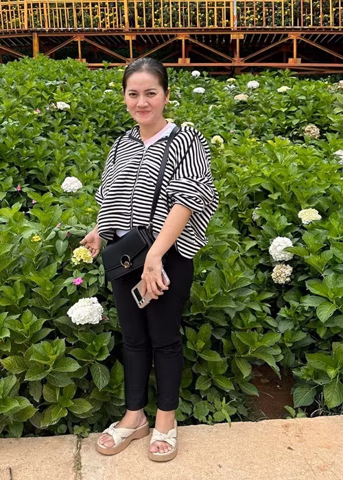 Khi NSƯT Vũ Linh qua đời, Hồng Loan mới lộ diện trước công chúng. Cô không hoạt động nghệ thuật, năm nay 37 tuổi.