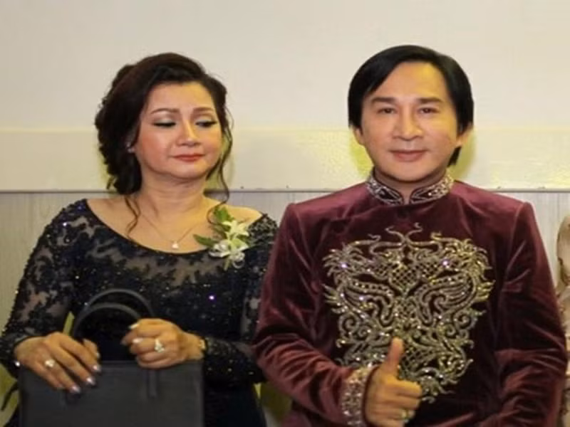 Kim Tử Long kết hôn lần đầu vào năm 32 tuổi. Tuy nhiên, sau 4 năm, nam nghệ sĩ ly hôn. Theo VOV, Kim Tử Long thú nhận rằng anh còn quá trẻ, chuyện tình dài 6 năm với người vợ đầu tiên như “mối tình của chàng trai mới lớn” nên anh chưa có sự chín chắn. Kim Tử Long chỉ biết mải mê chạy show để kiếm tiền mà không để ý vợ ở nhà làm gì và chăm con ra sao. Ảnh: Dân Việt.