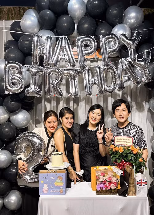 Mới đây, Hoàng Gia Linh - con gái thứ hai của nghệ sĩ Kim Tử Long chia sẻ loạt ảnh đón sinh nhật bên bố mẹ. Mọi sự chú ý đổ dồn vào khoảnh khắc Kim Tử Long và vợ cũ thứ hai Cẩm Tú (thứ 2 từ trái sang) hội ngộ. Ảnh: Vietnamnet.