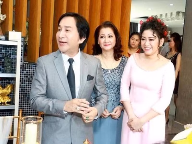 Không có thông tin về vợ cũ đầu tiên của Kim Tử Long. Lần hiếm hoi người phụ nữ này xuất hiện là vào năm 2017, khi con gái đầu của Kim Tử Long - Hoàng Kim Phụng kết hôn. Ảnh: Dân Việt.