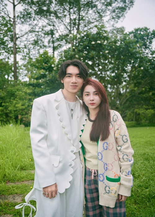 Tháng 7 vừa qua, Khánh công khai hẹn hò Nguyễn Thùy Linh. Cả hai gặp nhau lần đầu năm 2017 nhưng lúc đó chỉ là bạn bè. Khi Khánh rời công ty cũ, Thùy Linh luôn ở bên cạnh anh rồi cả hai nảy sinh tình cảm. Ảnh: FBNV.