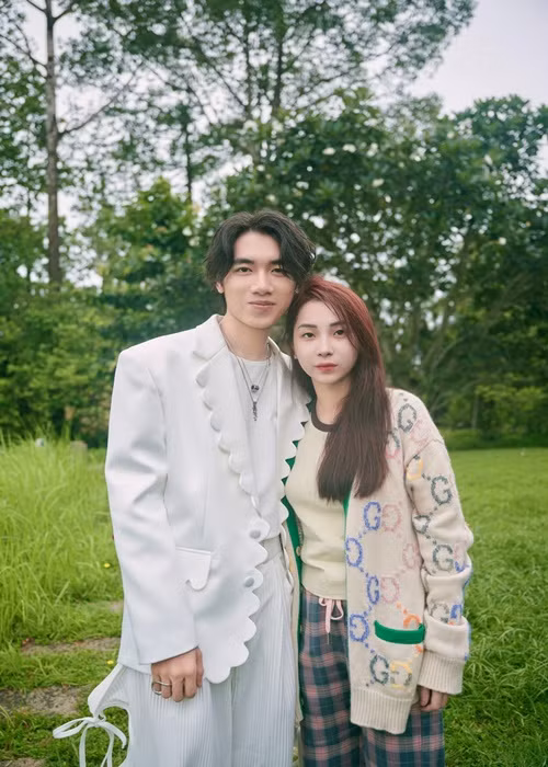 Tháng 7 vừa qua, Khánh công khai hẹn hò Nguyễn Thùy Linh. Cả hai gặp nhau lần đầu năm 2017 nhưng lúc đó chỉ là bạn bè. Khi Khánh rời công ty cũ, Thùy Linh luôn ở bên cạnh anh rồi cả hai nảy sinh tình cảm. Ảnh: FBNV.