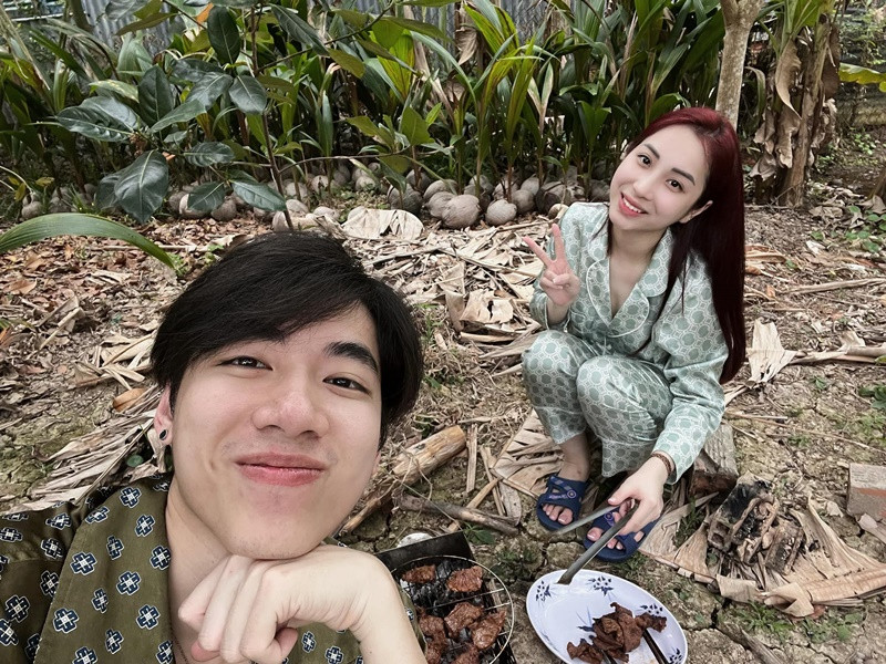 Mối quan hệ tình cảm giữa Khánh và Thùy Linh bắt đầu một năm nay. Tuy nhiên, cặp đôi đã nghĩ đến chuyện kết hôn. "Chúng tôi dự tính kết hôn trong năm nay hoặc năm sau", nam ca sĩ chia sẻ trên Zing. Ảnh: FBNV.