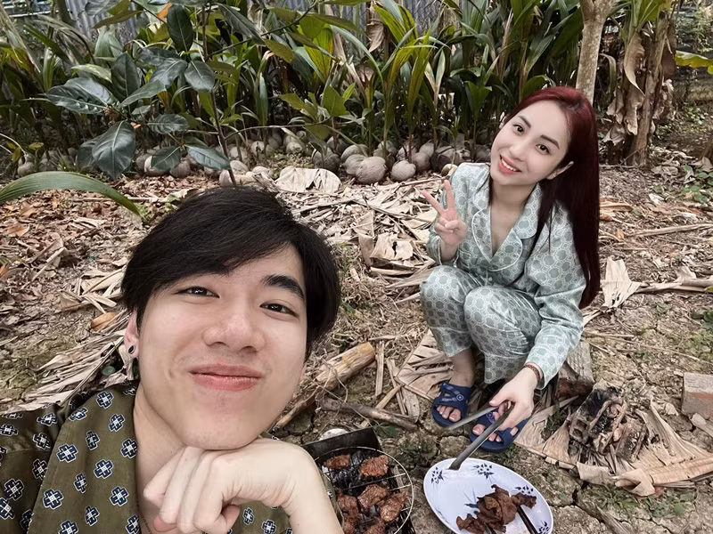 Mối quan hệ tình cảm giữa Khánh và Thùy Linh bắt đầu một năm nay. Tuy nhiên, cặp đôi đã nghĩ đến chuyện kết hôn. "Chúng tôi dự tính kết hôn trong năm nay hoặc năm sau", nam ca sĩ chia sẻ trên Zing. Ảnh: FBNV.