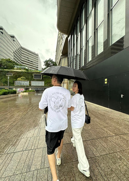 Thu Trang - Tiến Luật tình tứ bên nhau khi dạo phố ở Hong Kong.