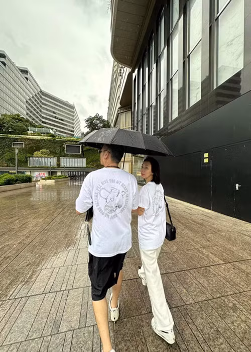 Thu Trang - Tiến Luật tình tứ bên nhau khi dạo phố ở Hong Kong.