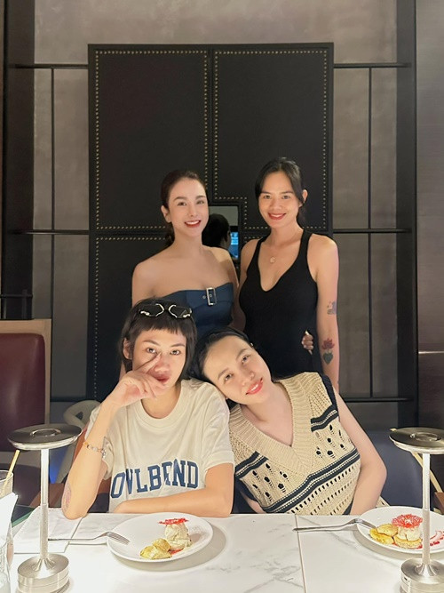 Đàm Thu Trang đi ăn tối cùng Diệp Lâm Anh, Trần Hiền và Pông Chuẩn.