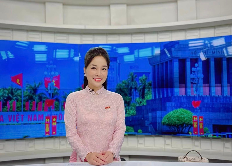 Minh Hương vẫn miệt mài làm việc ngày Quốc khánh. “Đất trời sang thu, nắng vàng trải khắp phố phường cùng với những làn gió heo may và tận hưởng một ngày nghỉ trọn vẹn bên những người thân yêu cả nhà nhé”, cô nhắn nhủ khán giả.