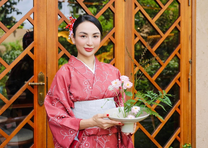 Ngọc Diễm uống trà, cắm hoa trong khu vườn Nhật yên tĩnh và những người bạn.