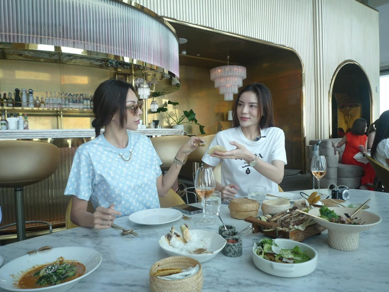 Kỳ Duyên - Minh Triệu “đưa nhau đi trốn” dịp lễ. Cả hai vừa khoe hình ảnh ăn uống ở Thái Lan.