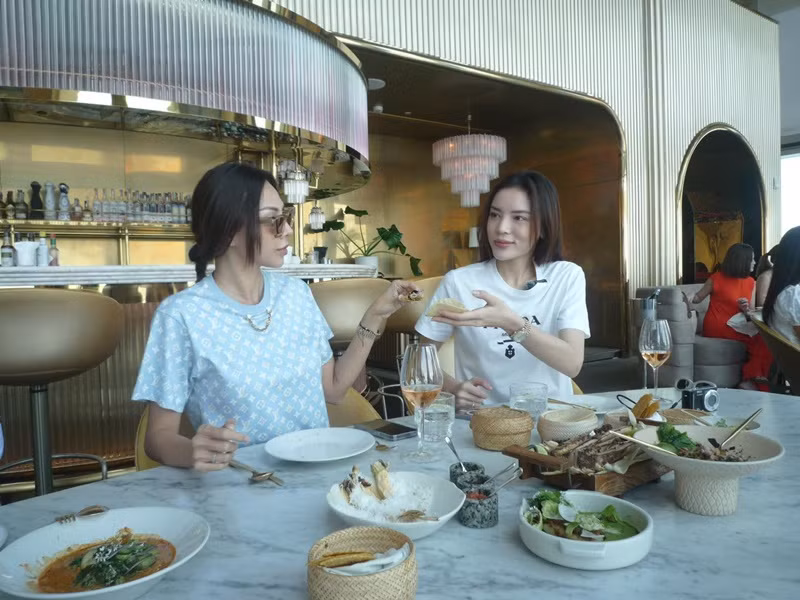 Kỳ Duyên - Minh Triệu “đưa nhau đi trốn” dịp lễ. Cả hai vừa khoe hình ảnh ăn uống ở Thái Lan.