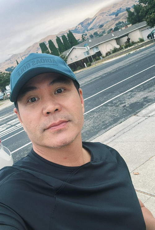 Sau chuyến bay 18 tiếng đến Mỹ, Trung Dũng nghỉ ngơi sau đó tập thể dục buổi sáng.