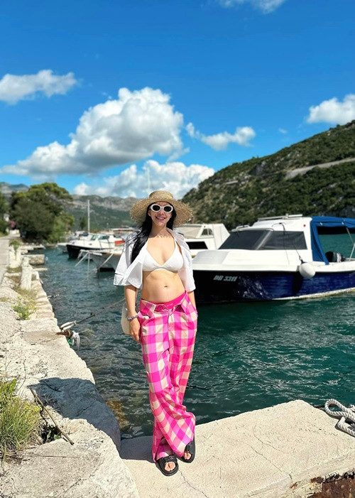 Lưu Đê Ly khoe bụng bầu trong chuyến du lịch nước ngoài.