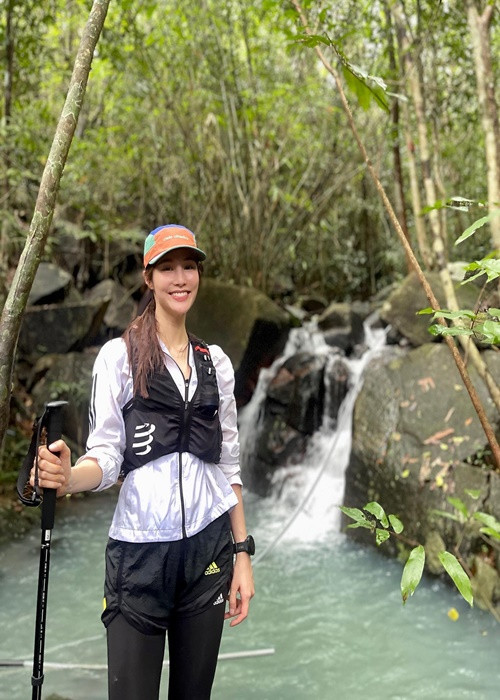 Nhân dịp lễ, Diễm Mỹ 9X leo núi cùng bạn bè.