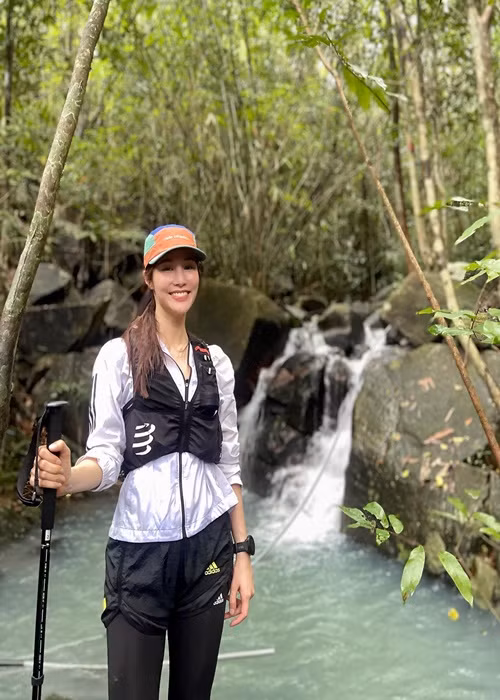 Nhân dịp lễ, Diễm Mỹ 9X leo núi cùng bạn bè.