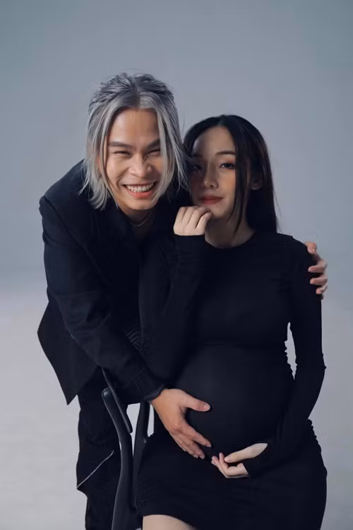 Tháng 8, quán quân Rap Việt mùa 2 chia sẻ, vợ mang bầu con đầu lòng. "Đây là món quà từ cuộc sống đã mang đến cho gia đình mình, gửi một chút lo lắng và một niềm vui không thể tả từ những ngày đầu biết tin mình làm ba đến tất cả mọi người. Ai trong mỗi chúng ta khi lần đầu biết tin có con cũng đều sẽ bỡ ngỡ phải không? Trong đầu mình cũng đang suy nghĩ nhiều thứ lắm. Nhưng nói chung là vui! Cảm ơn và nể nhất là người bạn đồng hành đồng cam cộng khổ với mình, giờ thì bạn lên chức mẹ người ta rồi đó", Seachains chia sẻ. Ảnh: FBNV.