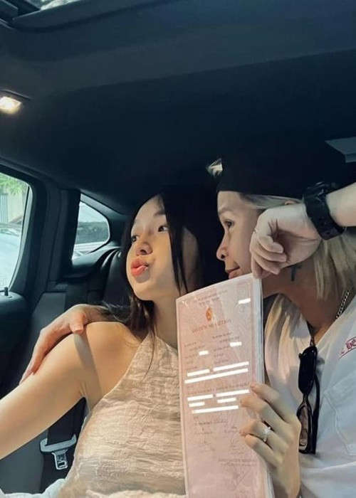 Tháng 6 vừa qua, quán quân Seachains thông báo đăng ký kết hôn. Bà xã của nam rapper tên Linh Đan. Ảnh: Thương Hiệu Và Pháp Luật.