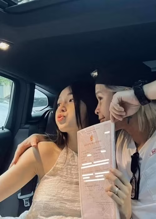 Tháng 6 vừa qua, quán quân Seachains thông báo đăng ký kết hôn. Bà xã của nam rapper tên Linh Đan. Ảnh: Thương Hiệu Và Pháp Luật.