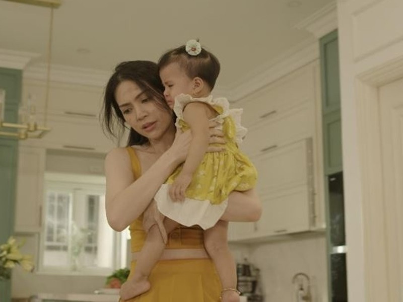 Nhờ vẻ ngoài đáng yêu, bé Sol đóng phim, làm người mẫu, tham gia chương trình ngay từ khi còn rất nhỏ. Thời điểm tham gia phim Trên cả tình thân lên sóng tháng 7/2023, con gái Thiên An mới 16 tháng tuổi. Ảnh: Zing.