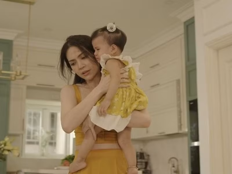 Nhờ vẻ ngoài đáng yêu, bé Sol đóng phim, làm người mẫu, tham gia chương trình ngay từ khi còn rất nhỏ. Thời điểm tham gia phim Trên cả tình thân lên sóng tháng 7/2023, con gái Thiên An mới 16 tháng tuổi. Ảnh: Zing.