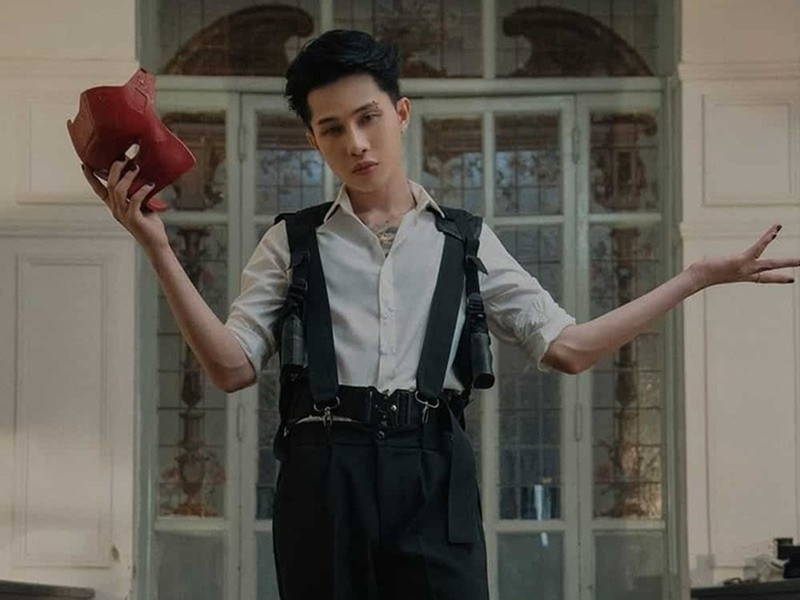 Tháng 7/2022, Jack tung MV mang tên Ngôi sao cô đơn. Sản phẩm âm nhạc đầu tiên sau lùm xùm đời tư. MV của Jack gây tranh cãi vì nghi vấn âm nhạc giống Blinding lights của ca sĩ The Weeknd trong khi nội dung tương đồng cảnh phim nổi tiếng của Tây Ban Nha Money heist (Phi vụ triệu đô). Về những ý kiến trái chiều liên quan đến MV, Jack không lên tiếng. Ảnh: Zing.