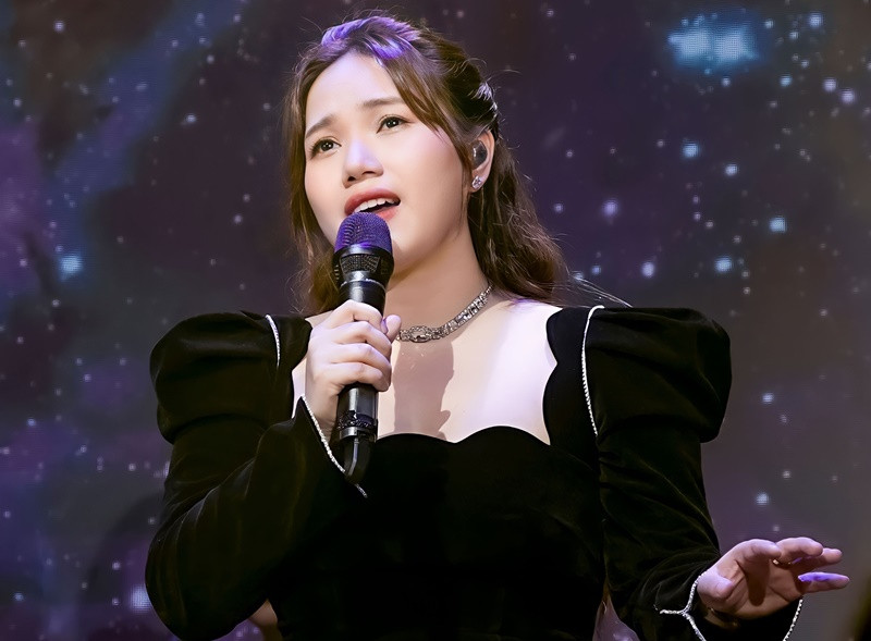 Thùy Chi tiết lộ, cô từng mất giọng do nhiễm loại virus lạ khi đi dưới trời mưa: “Tôi, không hát được giọng cao nữa vì bị co một dây thanh. Sau đó tôi phải nghỉ, không làm việc, không nói chuyện, không tương tác tất cả mọi thứ trong 8 tháng. Sau khi uống nhiều thuốc, cơ lưỡi không còn hoạt động giống lúc trước. Phải mất vài tháng sau khi điều trị xong, tôi mới quen lại với họng của mình", nữ ca sĩ trải lòng. Ảnh: FBNV.