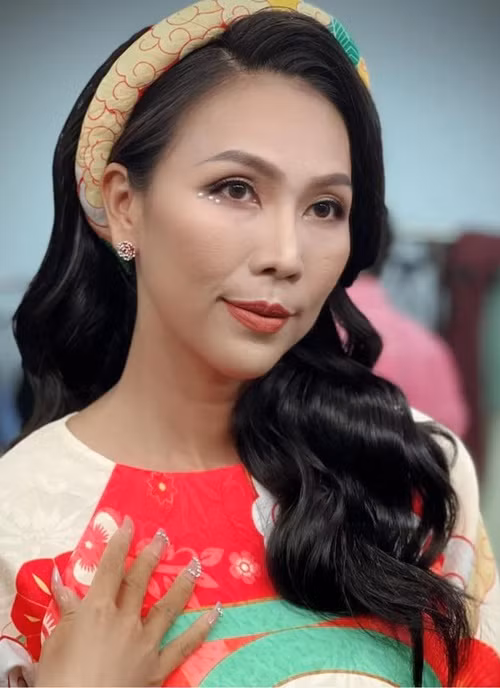 Khánh Ngọc chia sẻ trên VTV về hành trình lấy lại phong độ: “Tôi quyết tâm bắt đầu đi học thanh nhạc lại, nhưng lần này tính bằng năm chứ không thể bằng tháng được. Dù học rất nhiều nhưng nó lại bị "lạc trôi", những gì tôi có trước đây đều mất hết. Từ năm này qua năm khác, mất tận 7 năm trời tôi mới tìm lại được chính bản thân mình”. Ảnh Tổ Quốc.