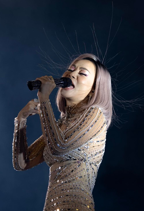 Thu Minh xem những biến cố, sóng gió như một màu đen trong bức tranh đa màu sắc của cuộc sống. Do vậy, cô lạc quan đón nhận và cố gắng vượt qua việc không thể hát những nốt cao. Ảnh: FBNV.