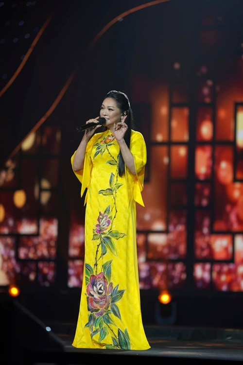 Để lấy lại giọng hát và tinh thần, Như Quỳnh độc thoại với chính mình. Cô không cho phép việc bản thân làm bố mẹ và con gái buồn phiền. Ngoài ra, nữ ca sĩ còn hát cho bản thân nghe những bản nhạc Bolero và ra ngoài chơi với bạn bè. Ảnh: FBNV.