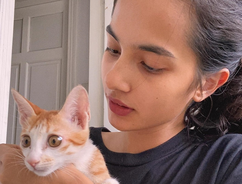 "Bông hồng lai" Emma Lê chăm để mặt mộc. Cô chỉ cần tô chút son môi thì gương mặt đã trông tươi tắn. Ảnh: FBNV.